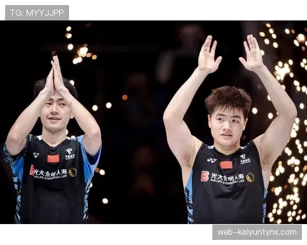 梁伟铿赛场一本正经，生活照却像刚领高薪想炫富的同事，反差太刺激